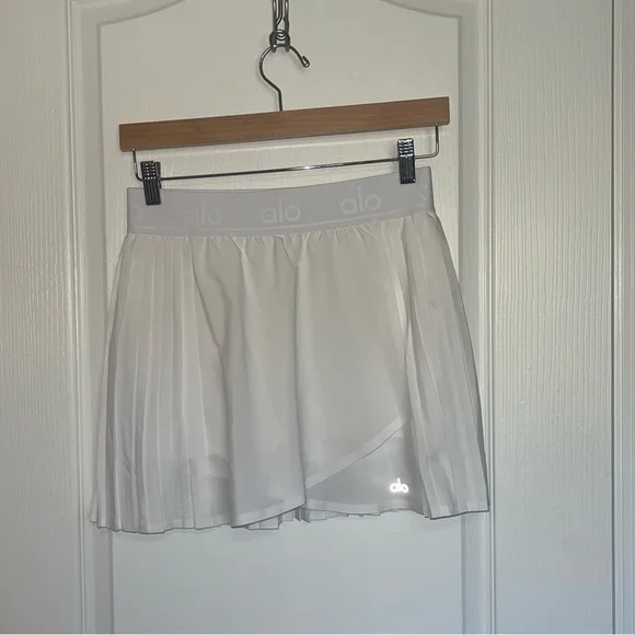 ALO YOGA Aces White Pleated Tennis Skirt $74 Logo Band Reflective Logo Medium - Picture 2 of 8
